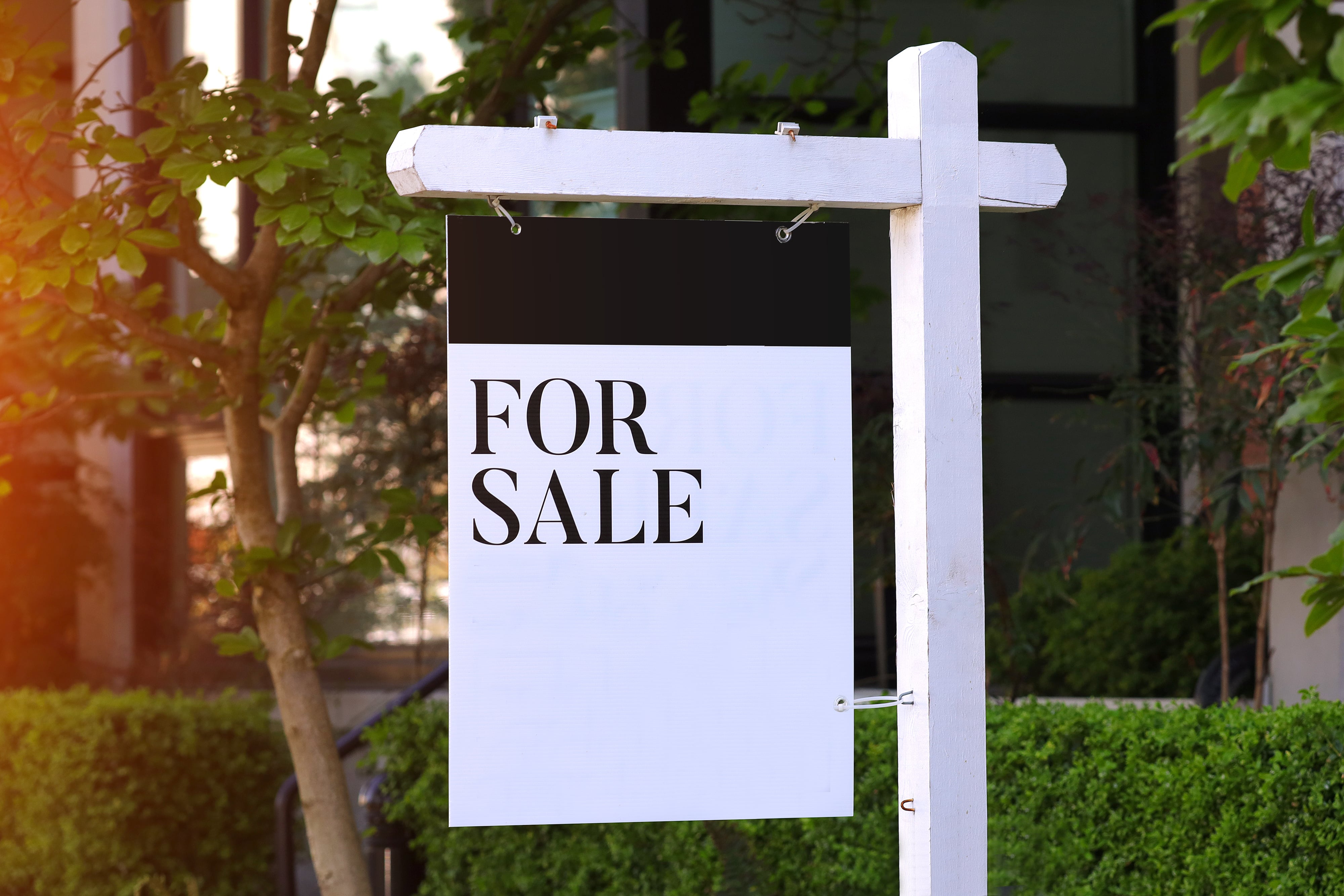 Picture of real estate sale sign
